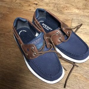 Boys Sperry’s sz 2
